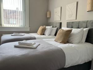 Kama o mga kama sa kuwarto sa Spacious Luxury 3 Bedroom Flat in Kirkcaldy, Fife