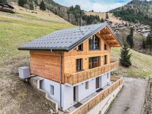 an overhead view of a house with a metal roof at Chalet Alpea - 8 personnes in Châtel