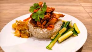 un plato blanco de comida con arroz y verduras en Jayla Homestay en Maun