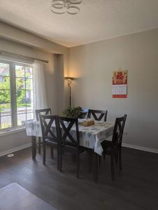 Un comedor con mesa y sillas y una ventana. en 新壹家民宿202, en Markham 6 fotos más