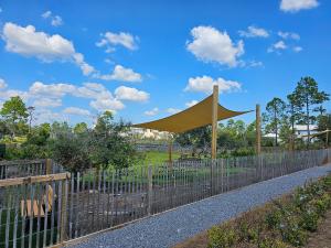 Highland ViewにあるParadise Isle by Pristine Properties Vacation Rentalsの公園の上に黄色い天蓋が付いたフェンス