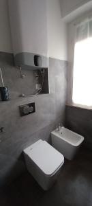 bagno con servizi igienici bianchi e lavandino di Casa a Lerici nell'antico borgo a Lerici
