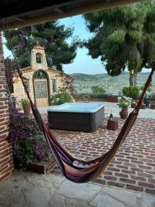 Piscina de la sau aproape de Vintage Stone House Where Calm Lives