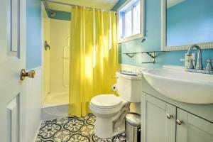 Bilik mandi di Waterfront Virginia Retreat with Canoe, Pets Welcome +19 gambar