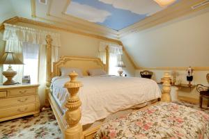 1 dormitorio con 1 cama extragrande y vestidor en Charming Bay Head Retreat - Half-Mi to Beach!, en Bay Head