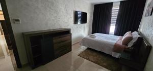 Ένα ή περισσότερα κρεβάτια σε δωμάτιο στο Luxury apartment near TGV station and the beach