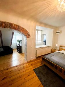 Un dormitorio con una cama grande y una ventana. en Dome square apartment, Old Town, en Riga