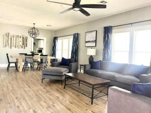 Gambar di galeri bagi Lawton Comfortable 2-Bedroom Home near Fort Sill with free WiFi & Sleeps 4 di Lawton