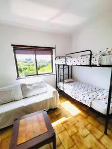 Un pat sau paturi într-o cameră la Portimao central Holiday Hostel ,Algarve