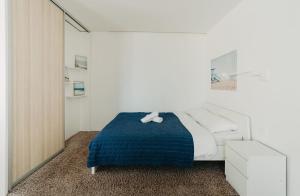 Кровать или кровати в номере Sunset studio apartment Ventspils