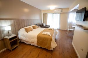 een slaapkamer met een groot bed in een kamer bij Intersur Suites in Buenos Aires +26 foto's