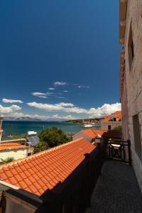 einen Blick auf das Meer von einem Dach eines Gebäudes in der Unterkunft Taverna & Rooms in Sutivan