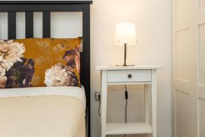 a bedroom with a bed and a table with a lamp at Nonna ADELINA a 150 m da Cala Moresca in Àrbatax