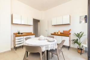 a kitchen and dining room with a table and chairs at Nonna ADELINA a 150 m da Cala Moresca in Àrbatax