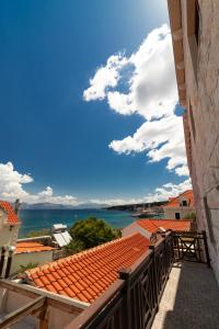 - Balcón con vistas al océano en Taverna & Rooms en Sutivan