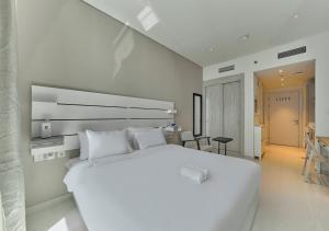 Giường trong phòng chung tại First Class Apartments in Seven Palm with direct Access to the West Palm Beach and Nakheel Mall