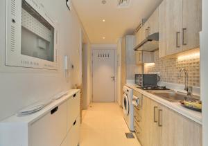 Nhà bếp/bếp nhỏ tại First Class Apartments in Seven Palm with direct Access to the West Palm Beach and Nakheel Mall