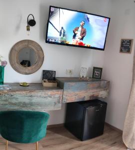 een woonkamer met een televisie aan de muur bij Rooms and Apartments Riviera in Rab