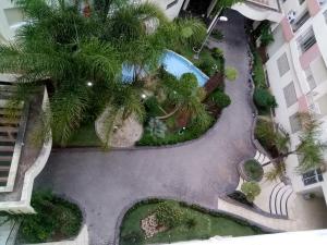 una vista aérea de un parque con palmeras y una piscina en Maison Casablanca en Casablanca