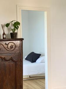 1 dormitorio con cama y puerta con espejo en Villa Anvers Guethary, en Bidart