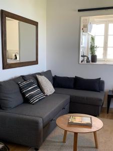sala de estar con sofá y mesa en Villa Anvers Guethary, en Bidart
