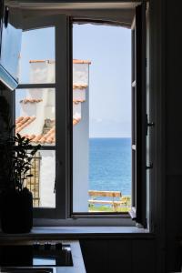 una ventana con vistas al océano en Villa Anvers Guethary, en Bidart