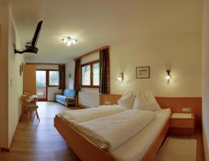 una camera da letto con un letto grande e un soggiorno di Doadlerhof a Neustift im Stubaital