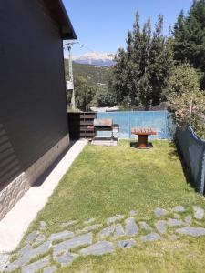 a backyard with a picnic table and a bench at Cabañas lo de Ani Casa 1 in San Carlos de Bariloche