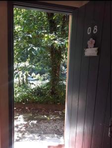uma porta com um urso de peluche pendurado nela em Pousada Estação Boca do Mato em Cachoeiras de Macacu