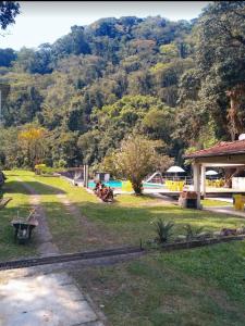 uma vista para um parque com uma montanha ao fundo em Pousada Estação Boca do Mato em Cachoeiras de Macacu