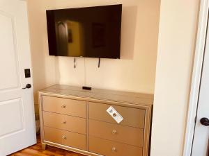 TV a/nebo společenská místnost v ubytování OoohLaLa! 2 Beds and 2 Full Baths w/Free Parking