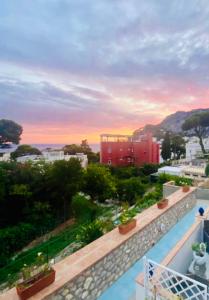 een uitzicht vanaf het balkon van een hotel bij Capri Joy in Capri