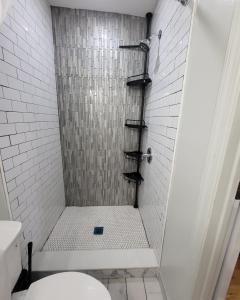 Koupelna v ubytování OoohLaLa! 2 Beds and 2 Full Baths w/Free Parking