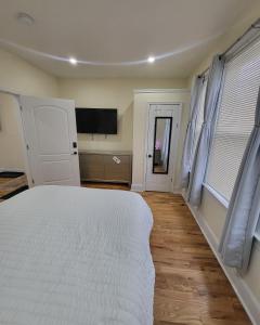 Postel nebo postele na pokoji v ubytování OoohLaLa! 2 Beds and 2 Full Baths w/Free Parking