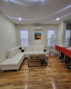 Posezení v ubytování OoohLaLa! 2 Beds and 2 Full Baths w/Free Parking