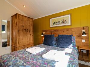 思瓦德林科特的住宿－Spindle，一间卧室配有一张带蓝色枕头的大床