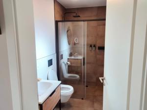 Koupelna v ubytování das herzstück - Schaubrennerei, Hausbrauerei & Apartments + 37 fotografií