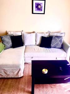 un sofá blanco en una sala de estar con mesa en CHIC & Cozy 1bd/1ba in MDR w/ pool/gym/parking, en Los Ángeles