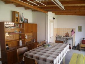 a dining room with a table and chairs in a room at Stai Za Gosti Venera in Hisarya
