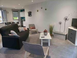 a living room with a couch and a table at L'Orée des Vignes in Chinon