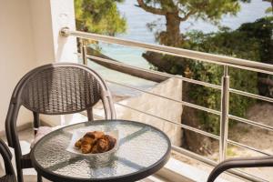 una mesa con un plato de comida en el balcón en Herceg Novi, en Herceg-Novi
