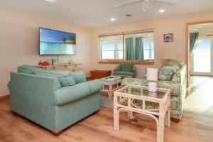 una sala de estar con un sofá y una mesa en Holiday House A by Pristine Properties Vacation Rentals, en Mexico Beach