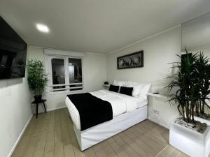 a bedroom with a large bed with plants in it at Céntrico y vista insuperable in Calama
