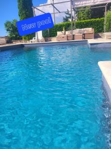 una piscina con una nueva señal de piscina al lado en Villa Antonio, en Opatija