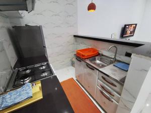 Kuchyň nebo kuchyňský kout v ubytování Deslumbra-se neste T2 acolhedor na Samba. + 20 fotografií