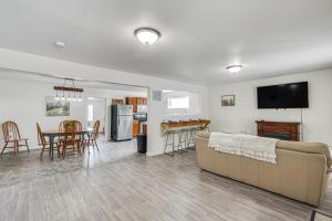 Η κουζίνα ή μικρή κουζίνα στο Fire Pit and Grill Pet-Friendly Lake Ozark Cabin!