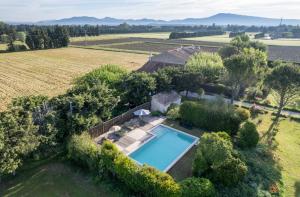 蒙圖的住宿－Mas de l'Estiou，享有带游泳池的房屋的空中景致