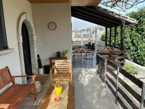 un patio con sillas y mesas y un reloj en la pared en Relais 5 Sensi WELLNESS & SPA en Bagnoli Irpino