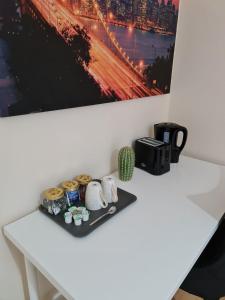 einen weißen Tisch mit einem Teller Essen drauf. in der Unterkunft Arthur St Rooms in Edinburgh