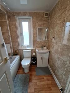ein Badezimmer mit einem WC, einem Waschbecken und einer Badewanne in der Unterkunft Arthur St Rooms in Edinburgh